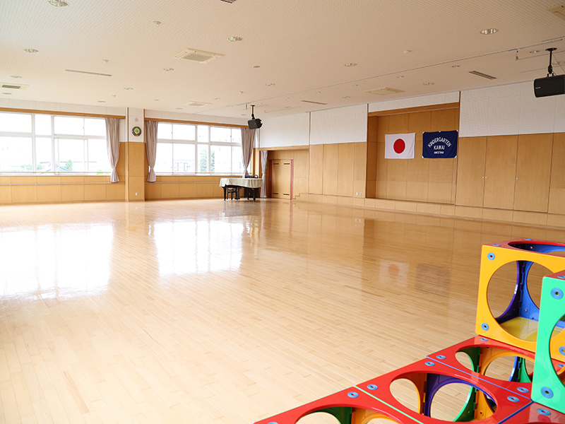 ピロティで遊ぶ子ども達