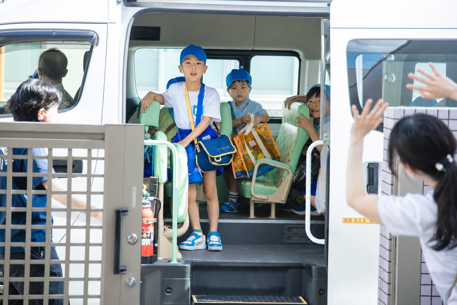 園バスから降りる子ども達