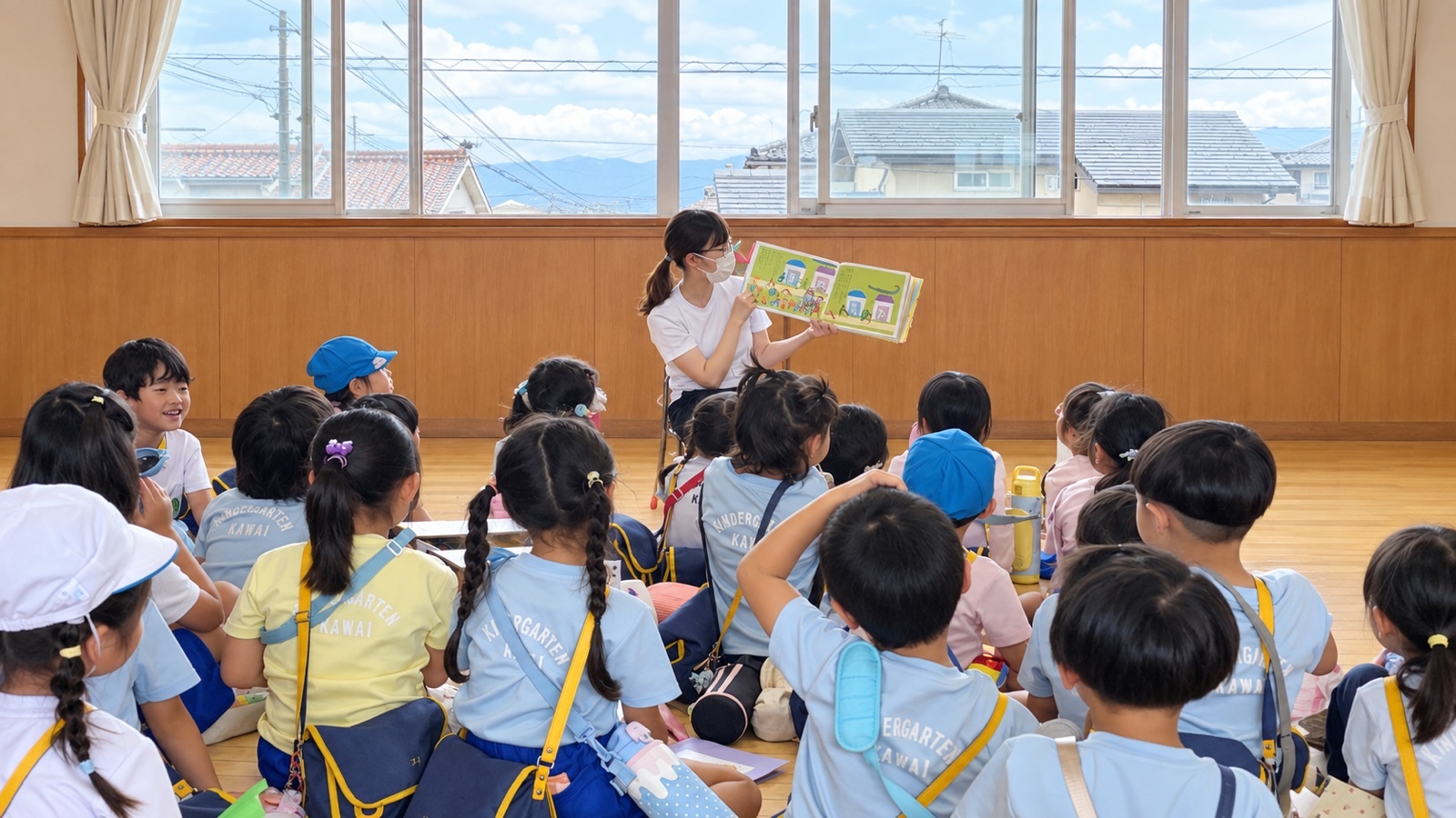 先生の読み聞かせを楽しむ子ども達