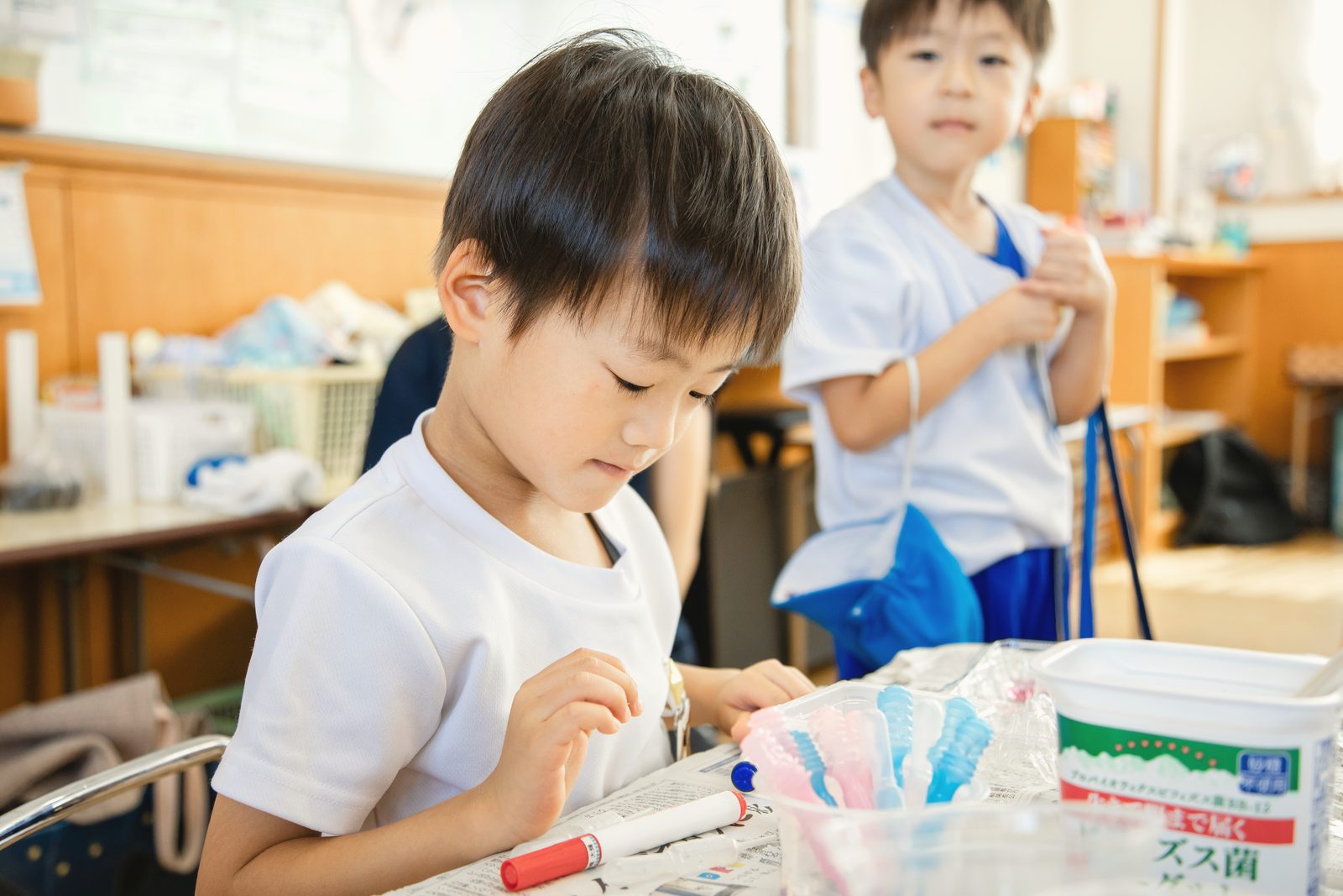 預かり保育で制作を楽しむ園児