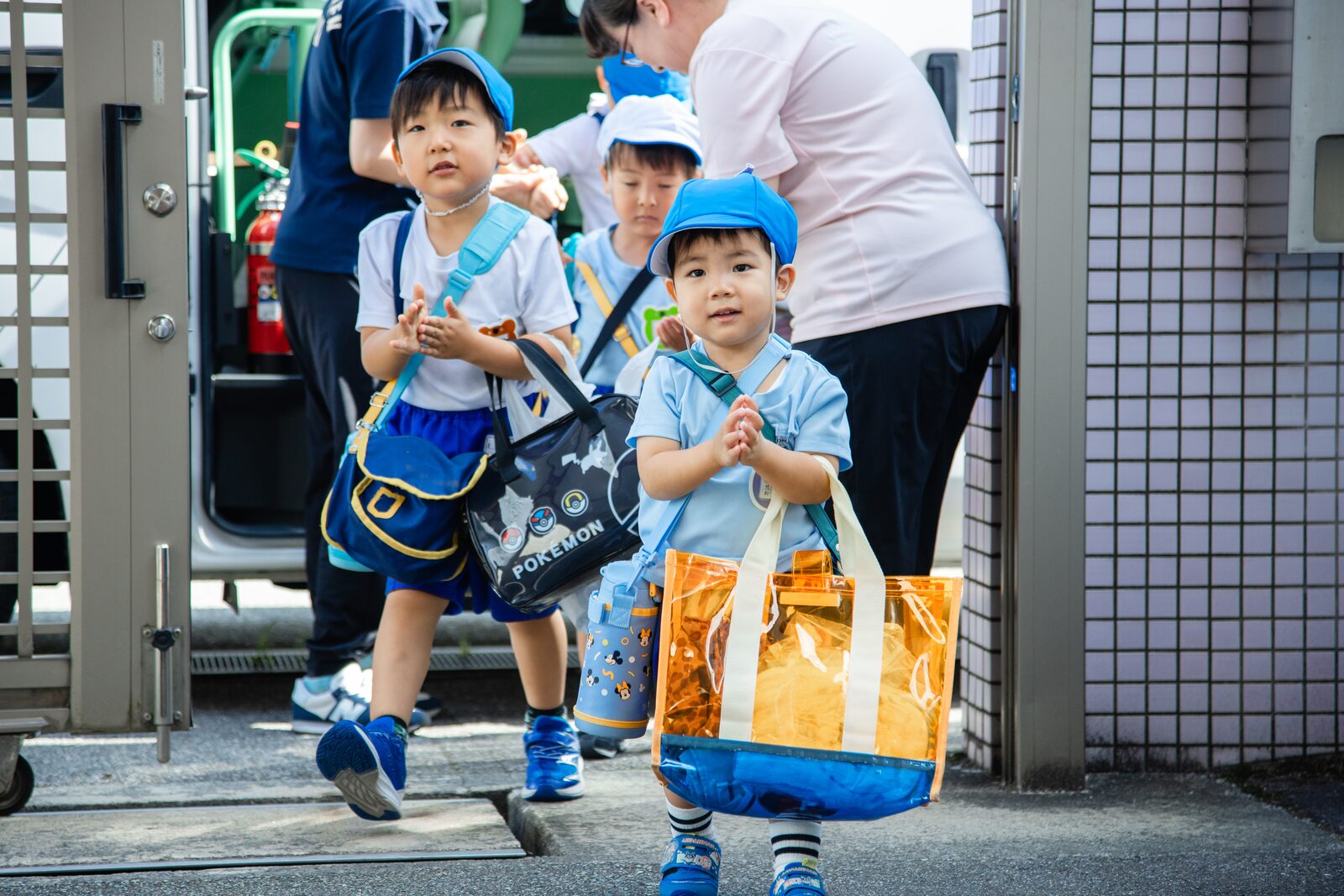園バスから降りて登園する子ども達