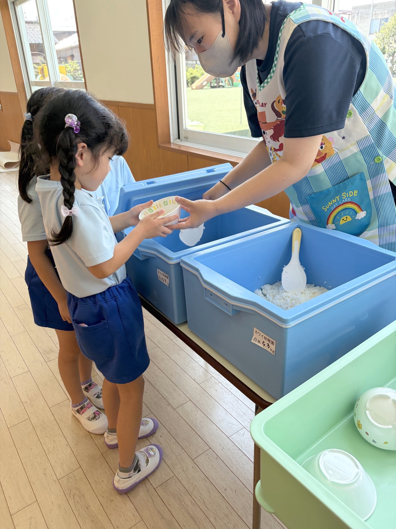 自分で選んだ量のご飯を受け取る園児