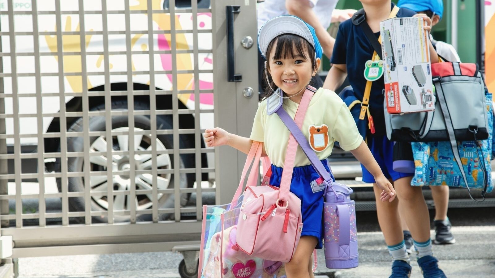 元気に登園する園児
