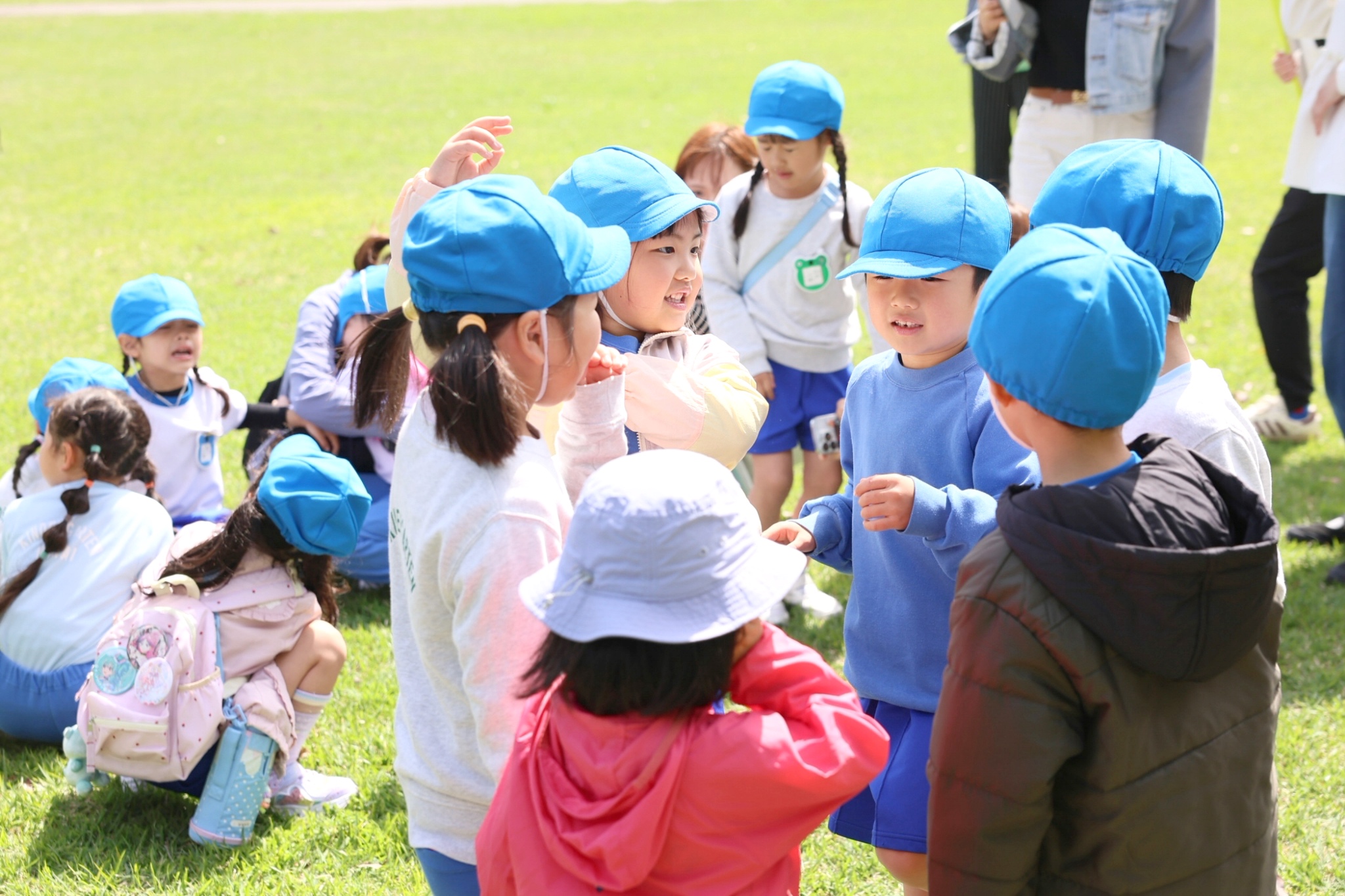 友達と戸外で活動する子ども達