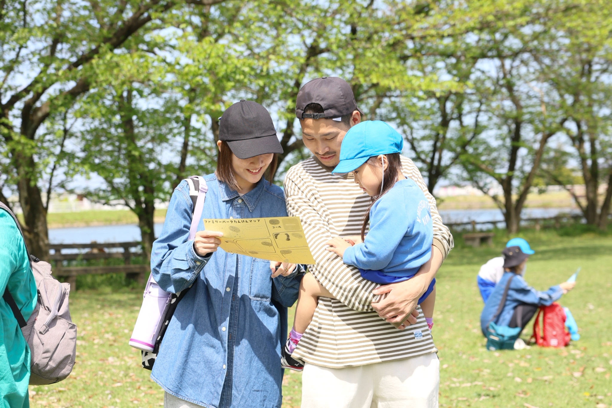 親子で地図を見ながら取り組む園外活動