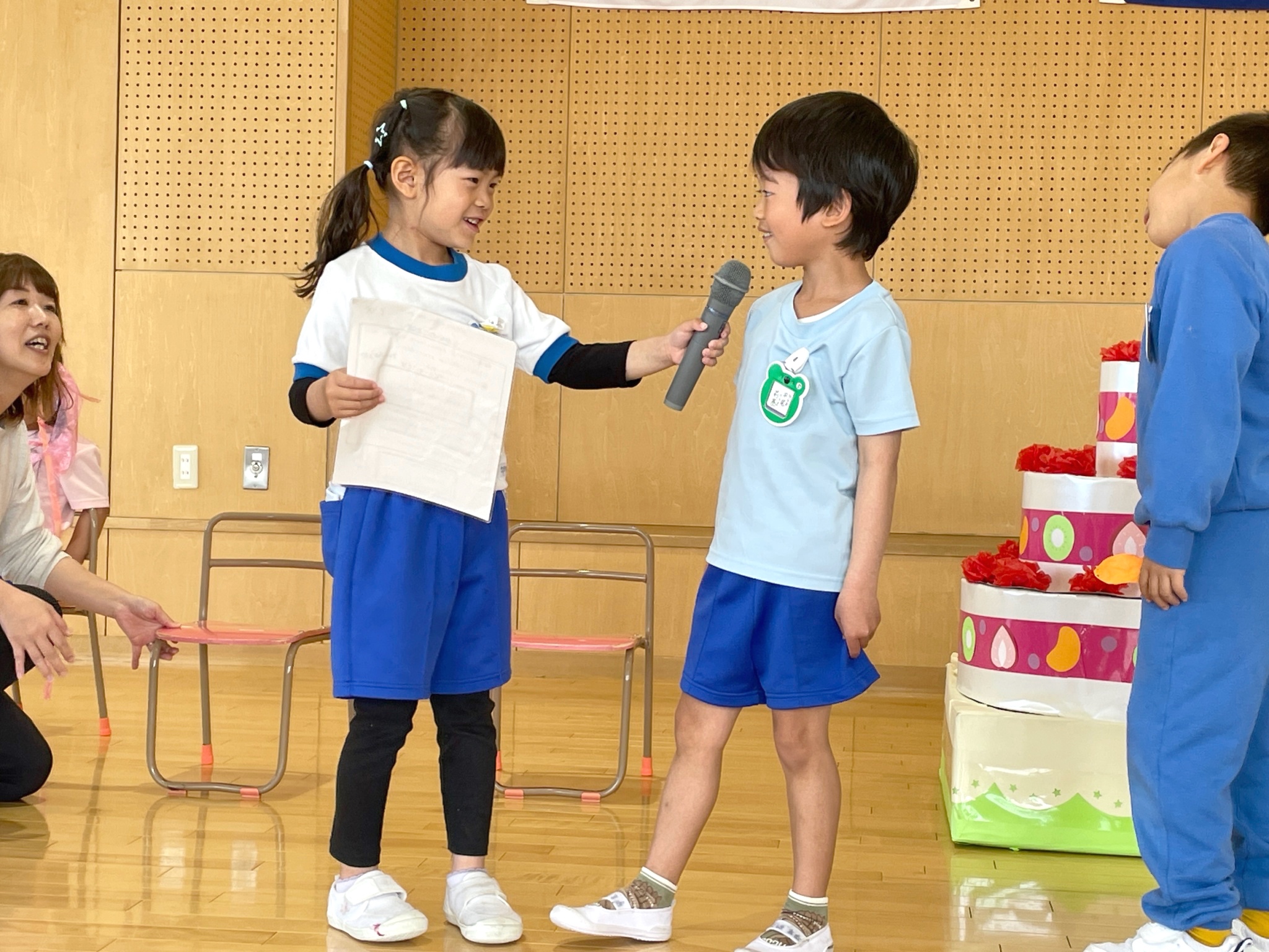 舞台で発表する子ども達