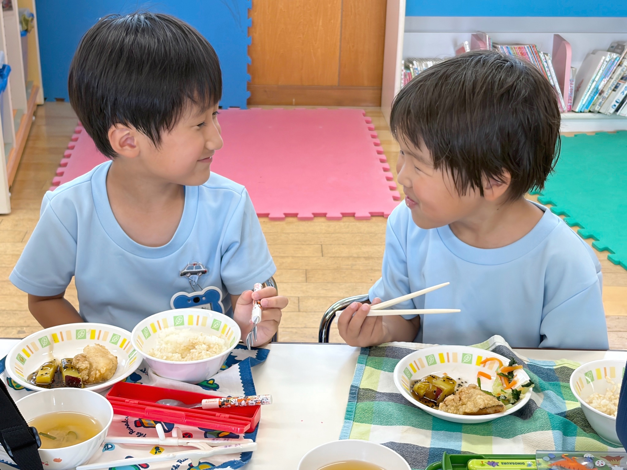 給食を囲み、会話を楽しむ子ども達