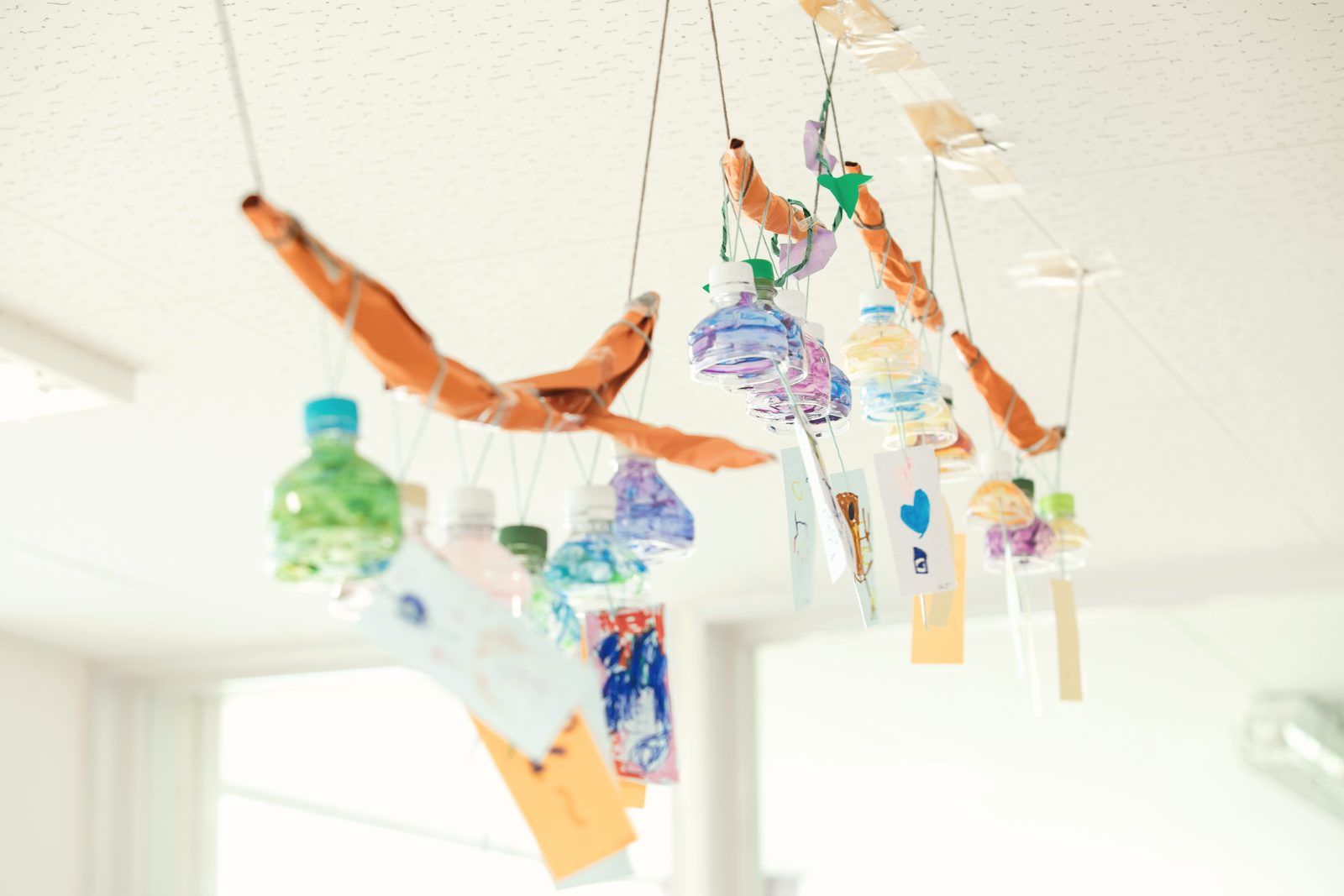 子ども達が制作した色鮮やかな吊り飾り